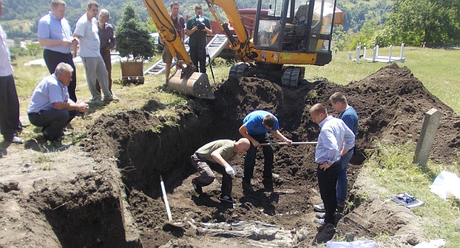 10 06 2016 01 grobnica mezarje kazanbasca zvornik